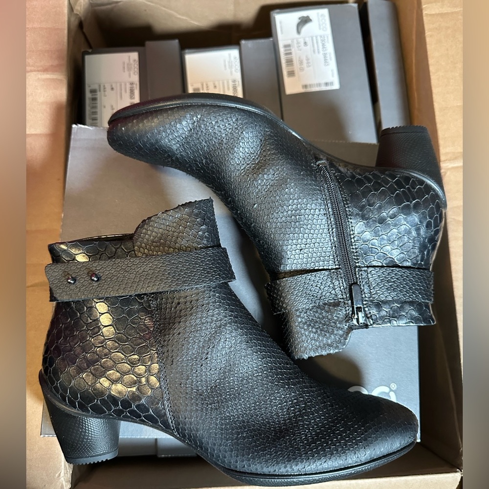 ECCO WOMEN’S SCULPTURED 45 Ankle Boot size 9 Black